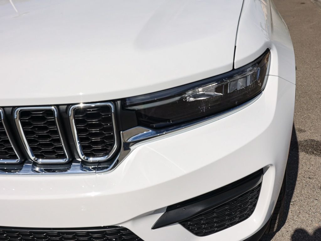 New 2026 Bright White Clear-Coat Exterior Paint Jeep Laredo X image 9