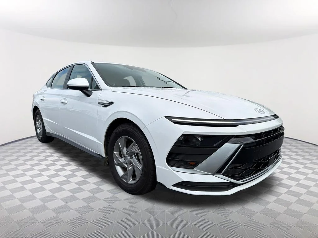Used 2025 White Hyundai SE image 3