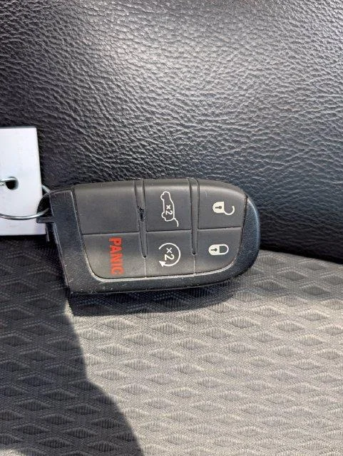 Used 2022  Jeep Latitude image 29