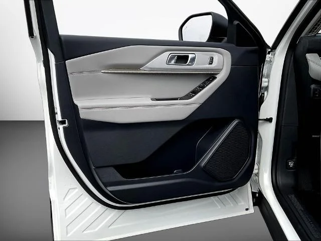 New 2026 Star White Metallic Tri-Coat Ford Active image 69