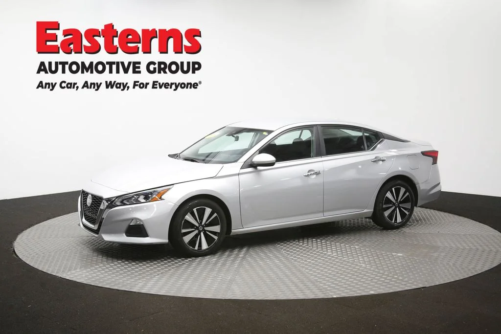 Used 2022 Silver Nissan 2.5 SV image 57