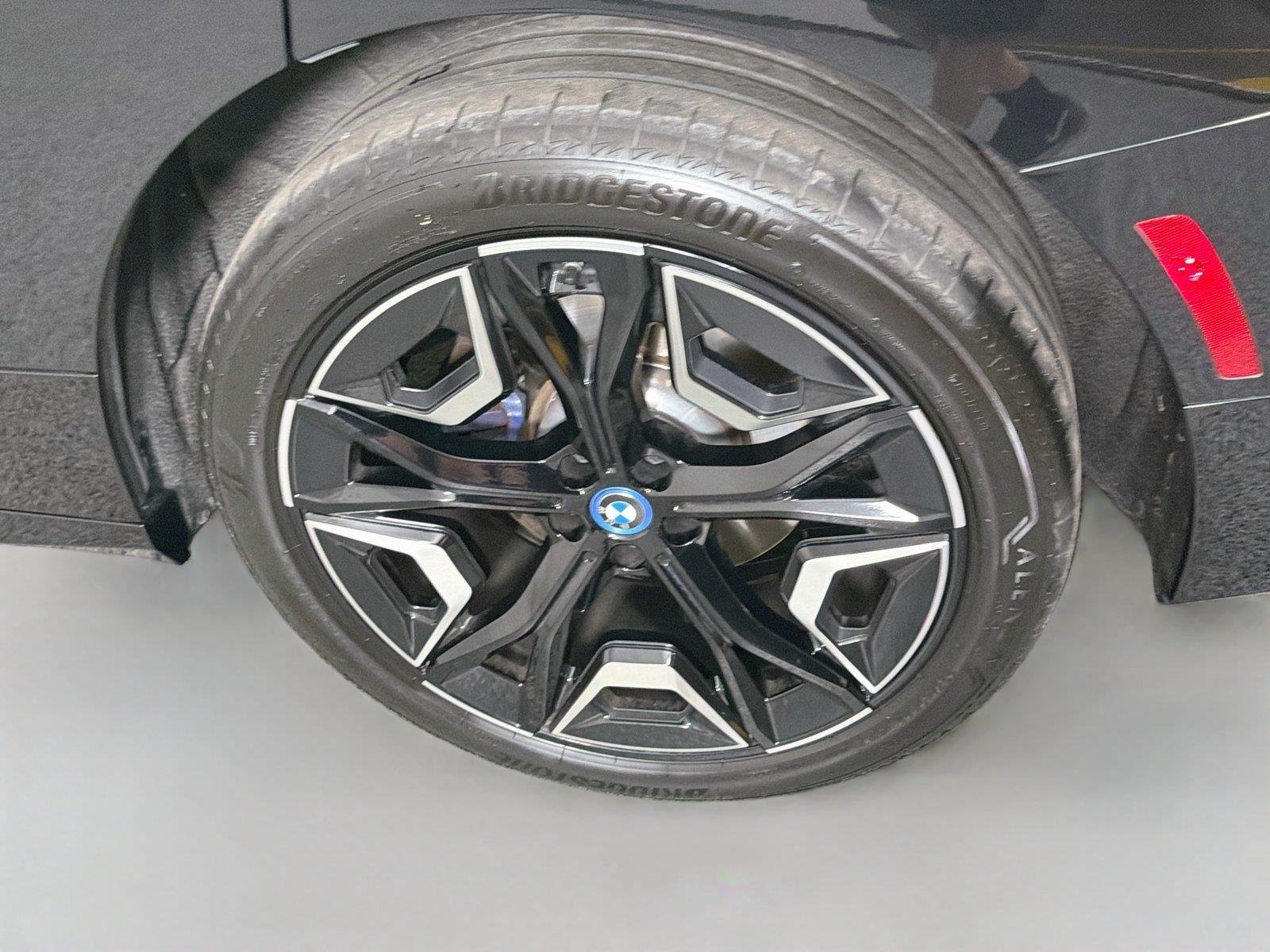 Used 2024 Black Sapphire Metallic BMW xDrive50 image 31