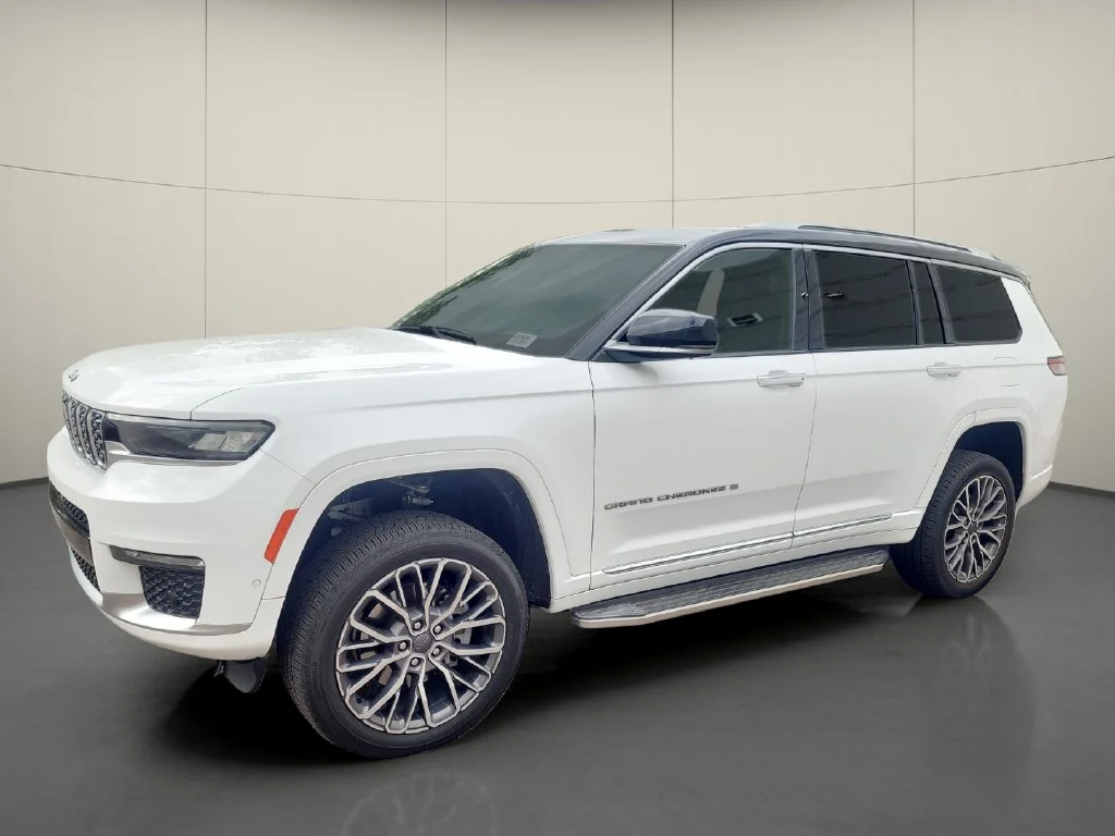 Used 2021 White Jeep Summit image 3