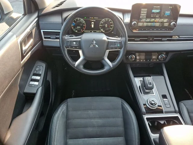 Used 2022  Mitsubishi  image 11