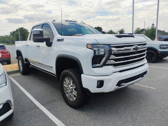 Used 2024 White Chevrolet High Country image 3