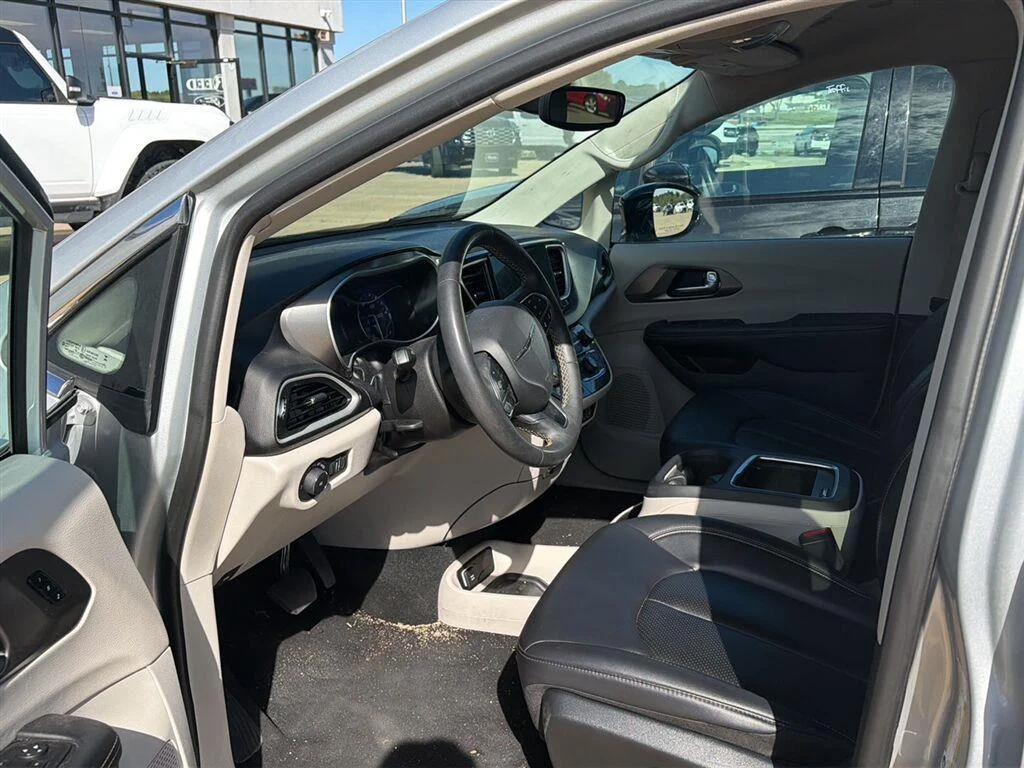 Used 2024 Silver Mist Clearcoat Chrysler Touring L image 3