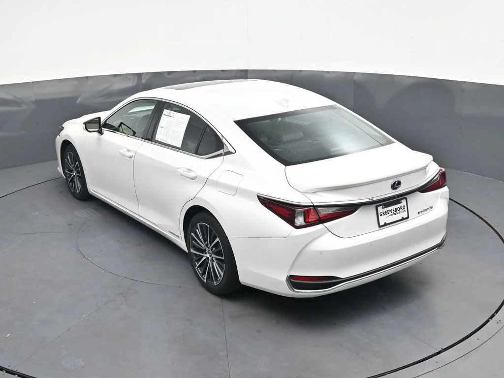 Used 2022 White Lexus 300h image 31