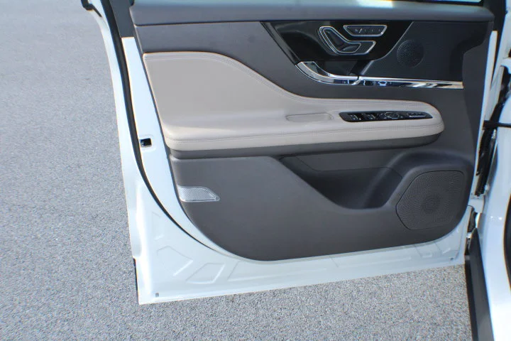 Used 2024 White Lincoln Premiere image 6