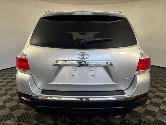 Used 2013 Classic Silver Metallic Toyota SE image 21