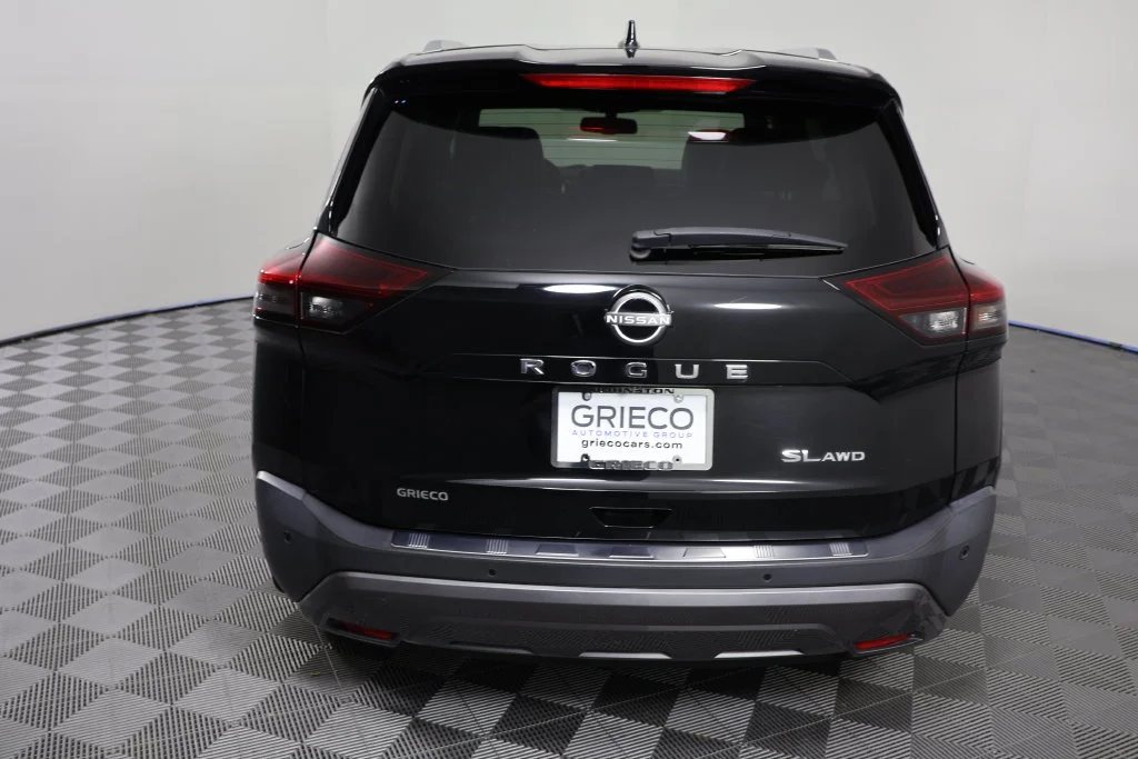 Used 2023 Super Black Nissan SL image 7