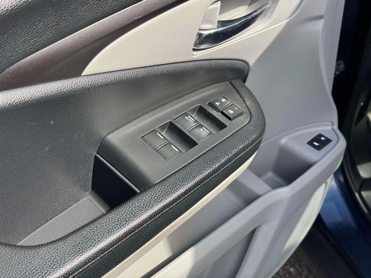 Used 2017 Blue Honda EX-L image 22