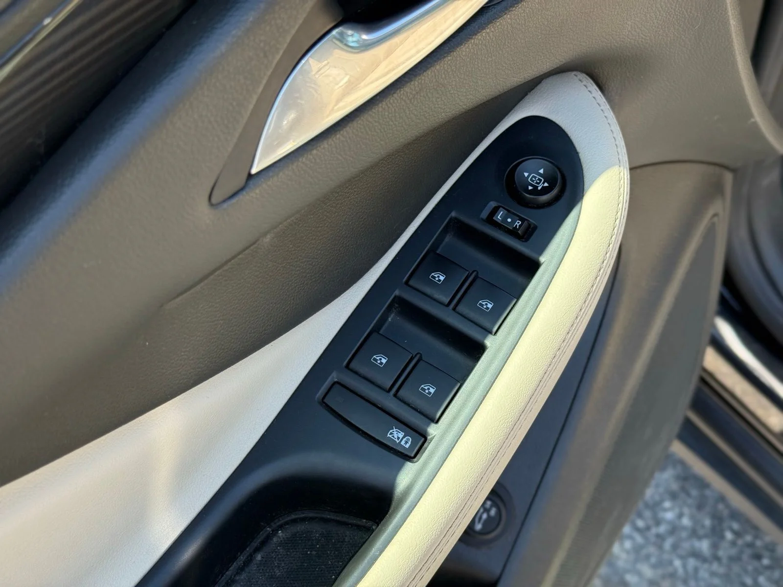 Used 2020 Black Buick Essence image 11