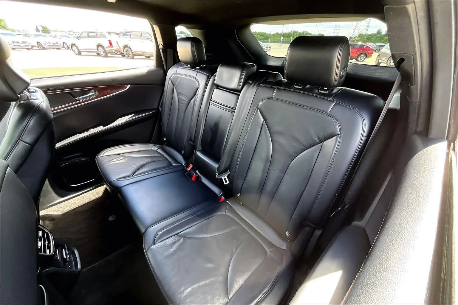 Used 2018 White Platinum Metallic Tri-Coat Lincoln Reserve image 20