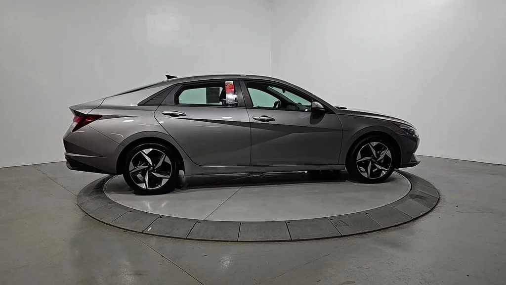 Used 2023 Silver Hyundai SEL image 7