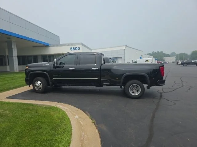 Used 2021 Black Chevrolet High Country image 9