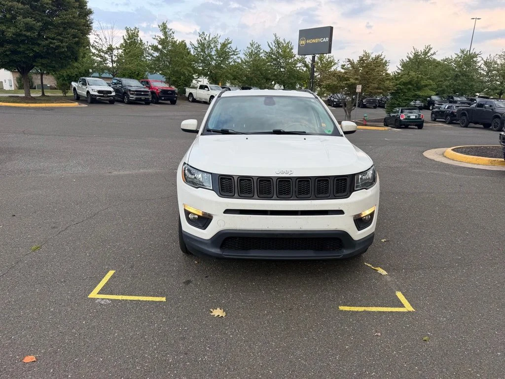 Used 2018 White Jeep Latitude image 2