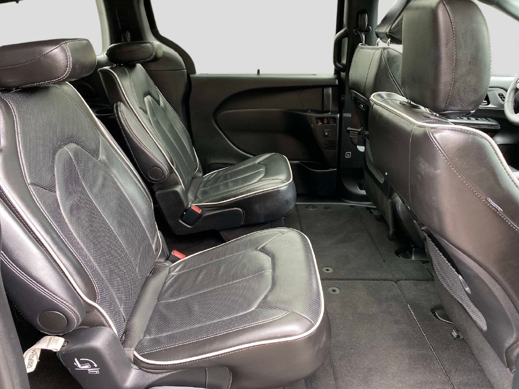 Used 2025 Black Chrysler Limited image 29