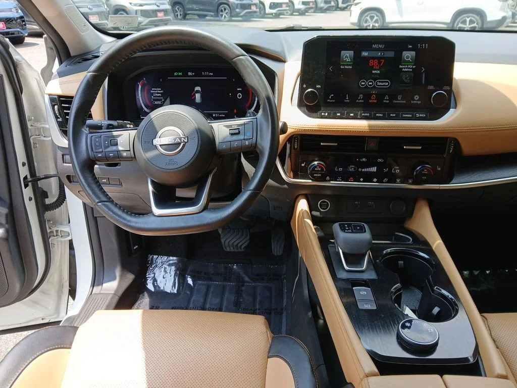 Used 2023 White Nissan Platinum image 28