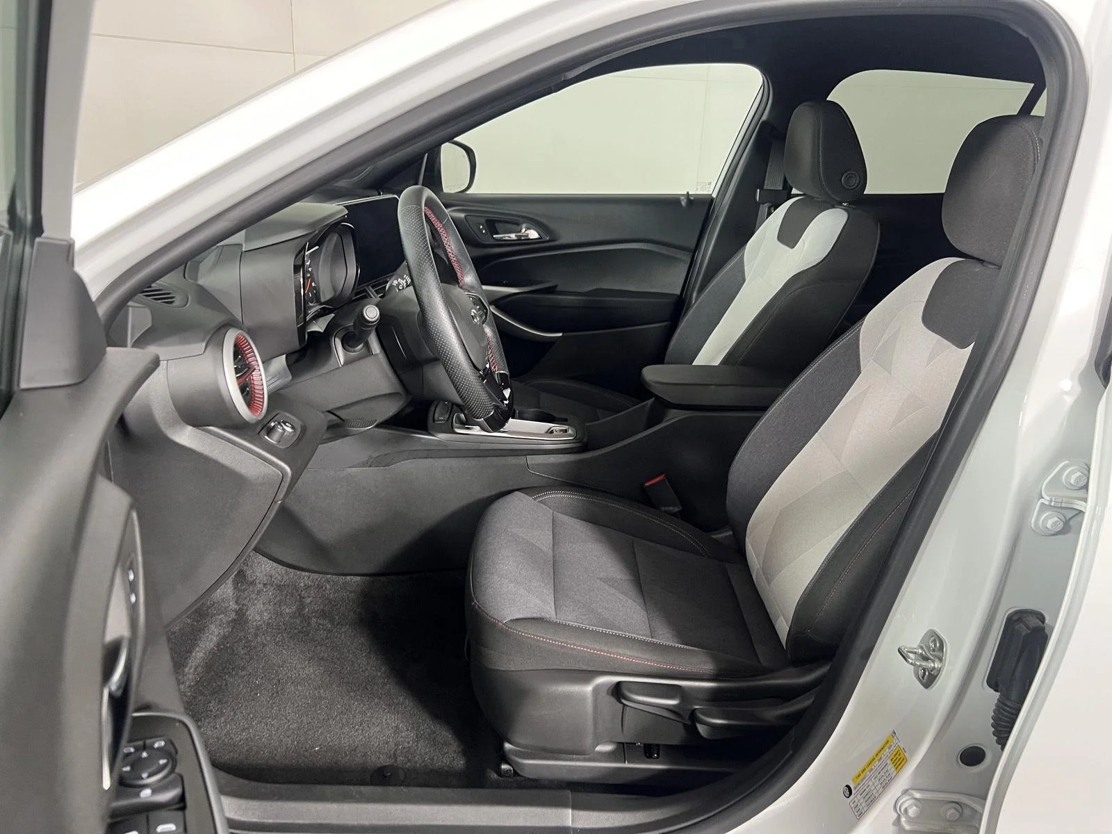 Used 2025 Summit White Chevrolet 1RS image 20