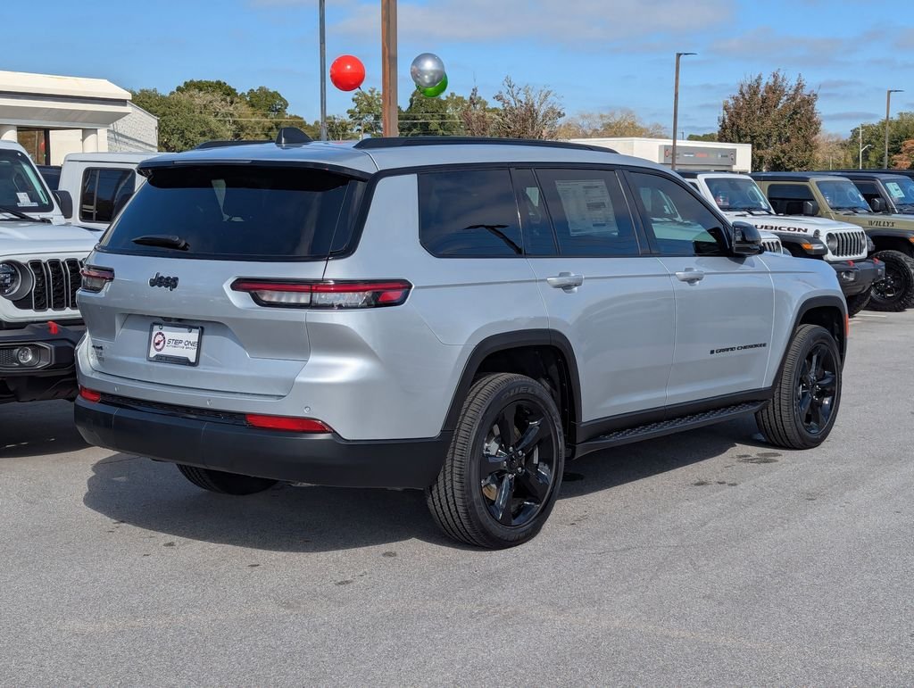 New 2025 Silver Zynith Exterior Paint Jeep Altitude X image 5