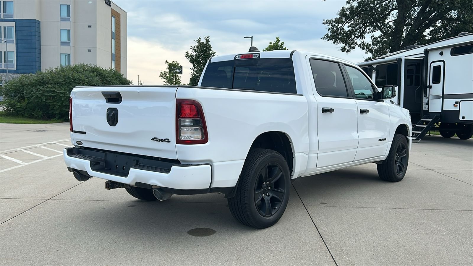 Used 2023 White Ram Big Horn/Lone Star image 4