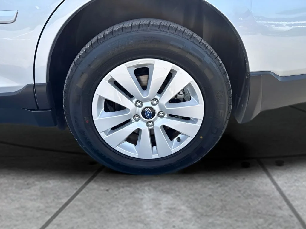 Used 2018 Silver Subaru 2.5i Premium image 31