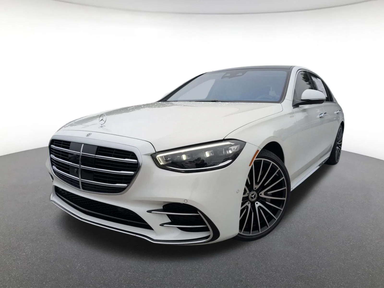Used 2024 MANUFAKTUR Moonlight White Metallic Mercedes-Benz S 580 image 1