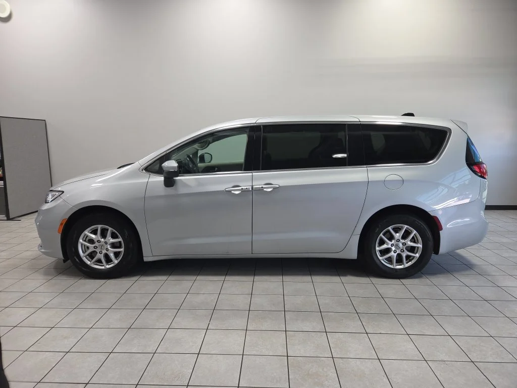 Used 2023 Silver Chrysler Touring L image 8