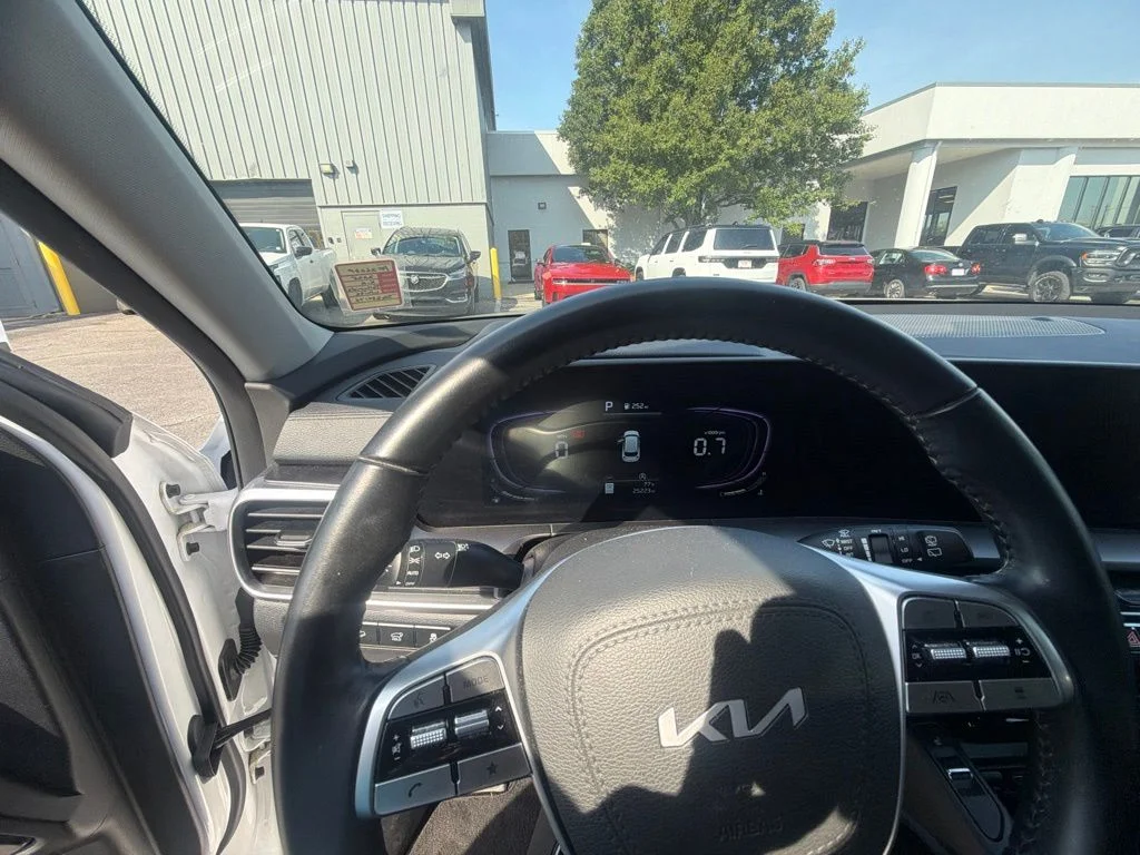 Used 2025 White Kia S image 12