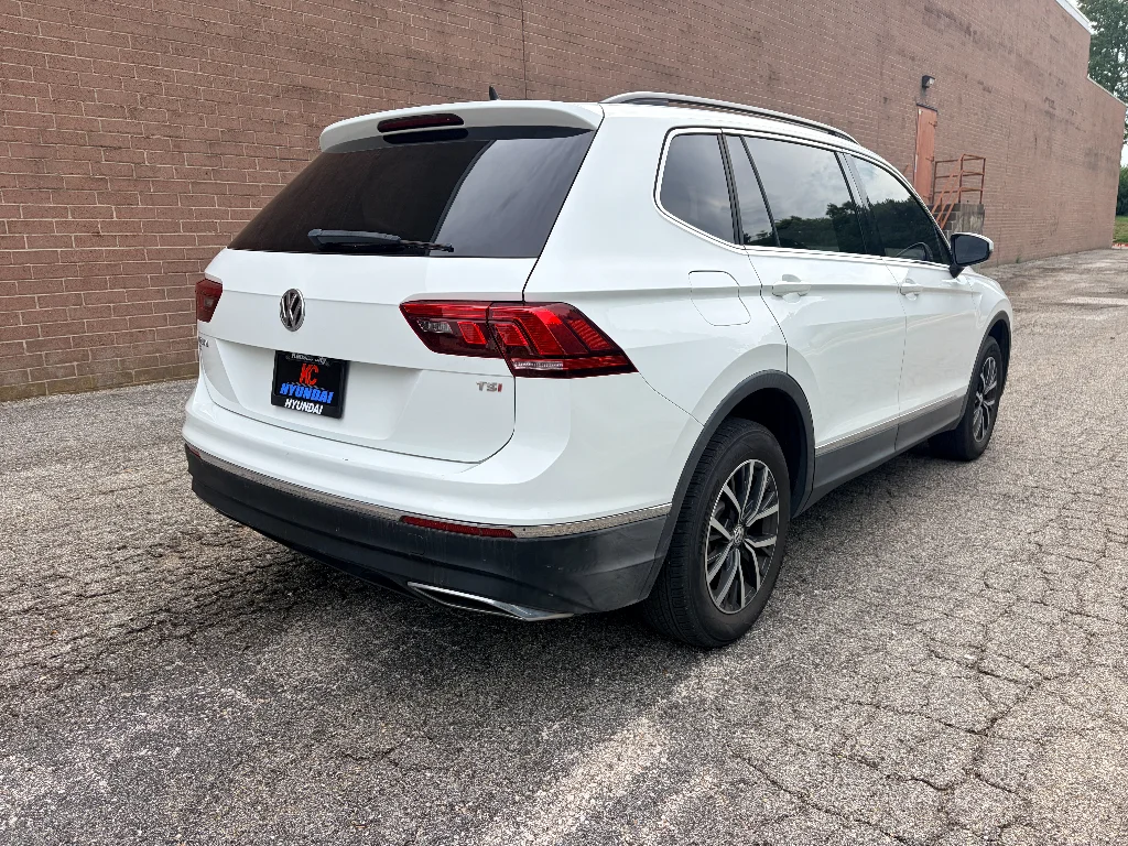 Used 2018 Pure White Volkswagen SE image 5