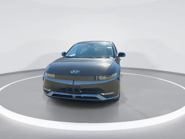 Used 2023 Black Hyundai SE image 3