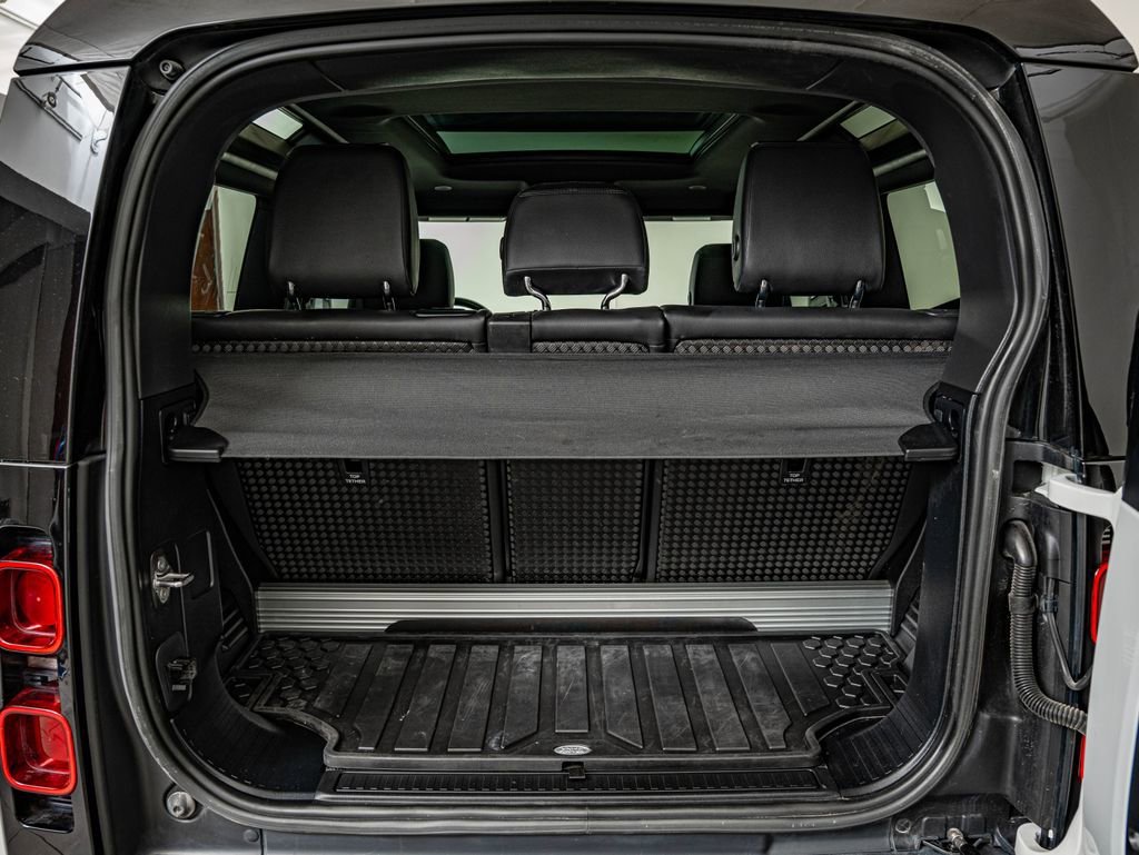 Used 2023 White Land Rover X-Dynamic SE image 35