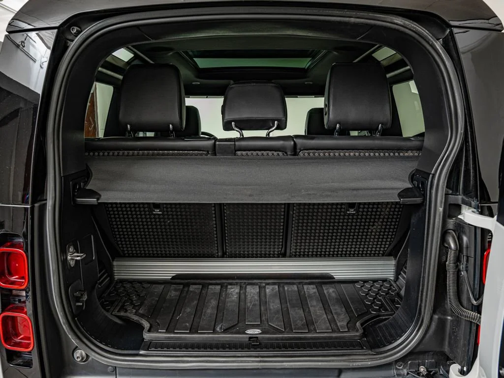 Used 2023 White Land Rover X-Dynamic SE image 35