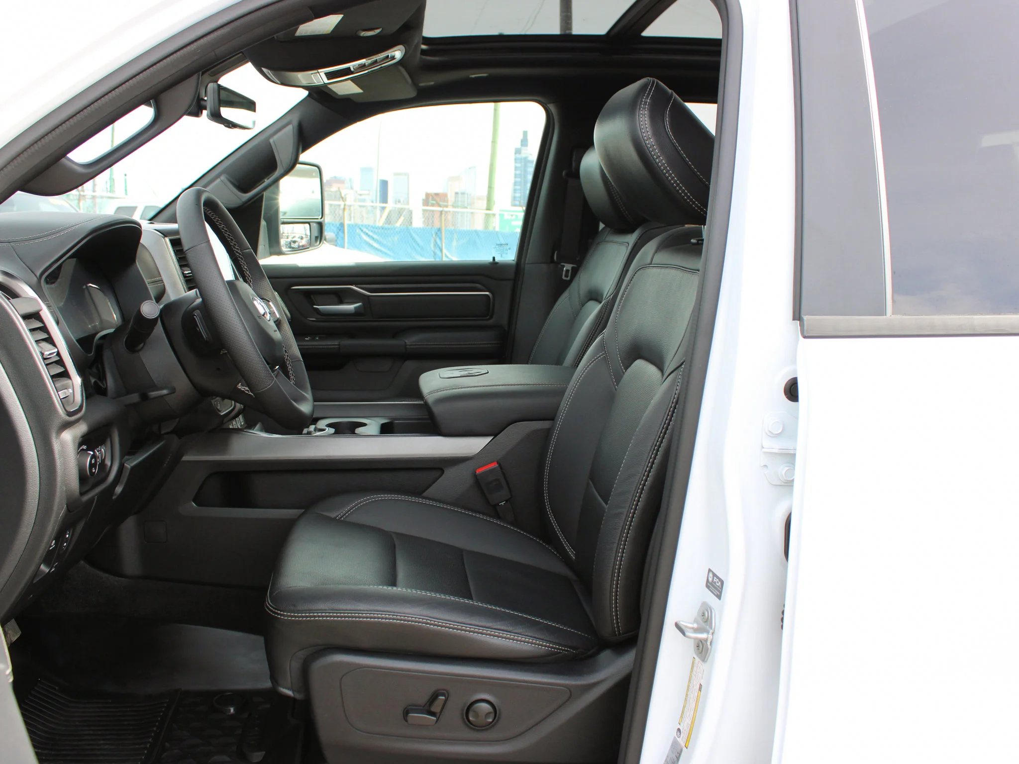 Certified Used 2025 White RAM Sport * Twin Turbo | 420 HP | Trailer Tow Group  | Night Edition | Heated Seats | Apple CarPlay image 3