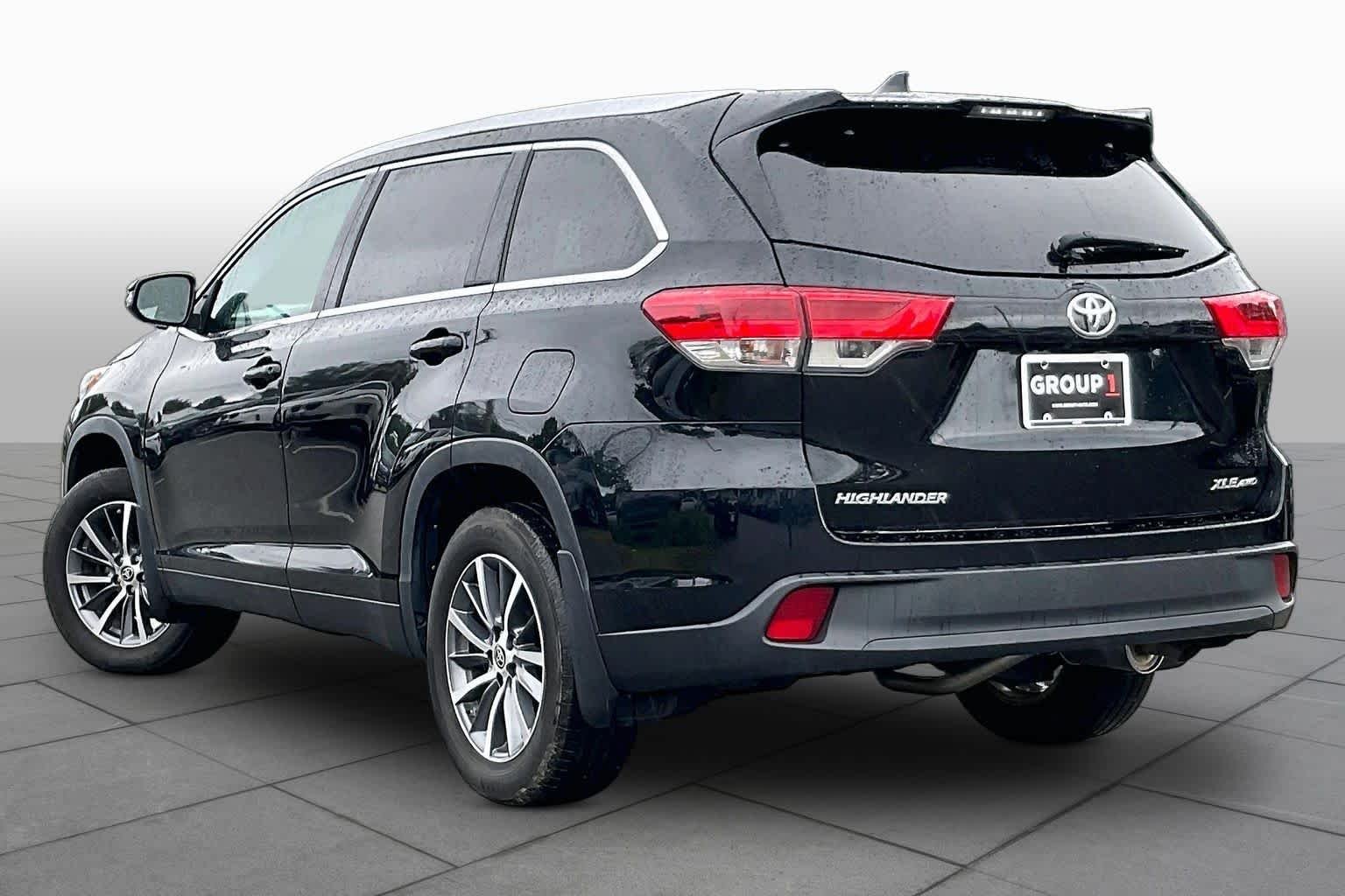 Used 2019 Midnight Black Metallic Toyota XLE image 11