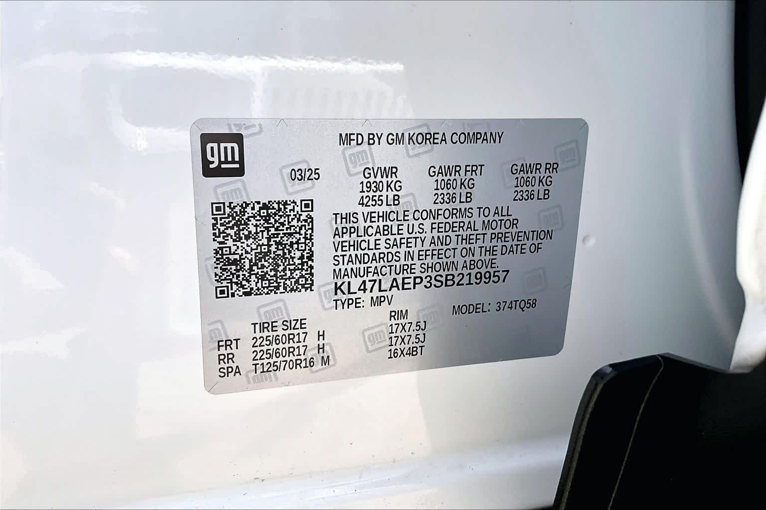 Used 2025 Summit White Buick Preferred image 34