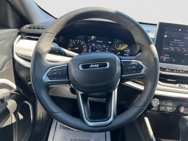 Used 2024 Granite Crystal Gray Metallic Jeep Latitude image 12