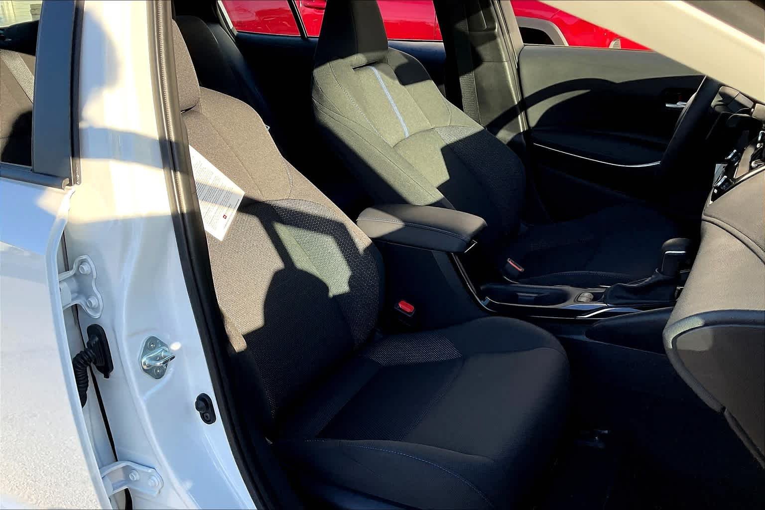 Used 2022 Wind Chill Pearl Toyota SE image 9