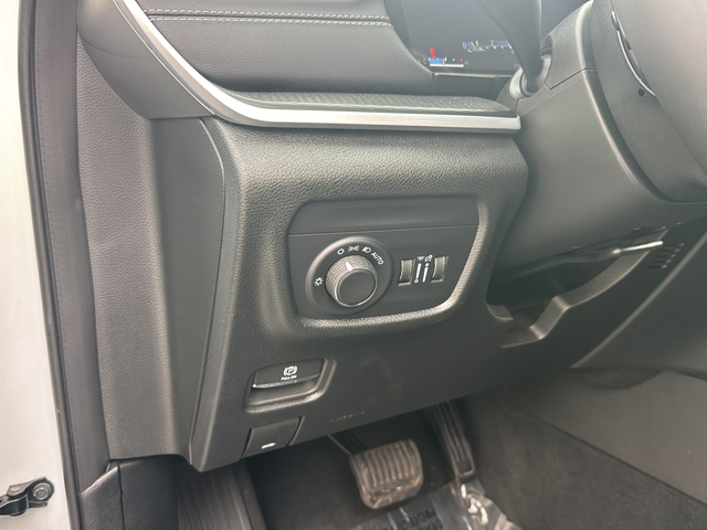 Used 2025 White Jeep Laredo image 28