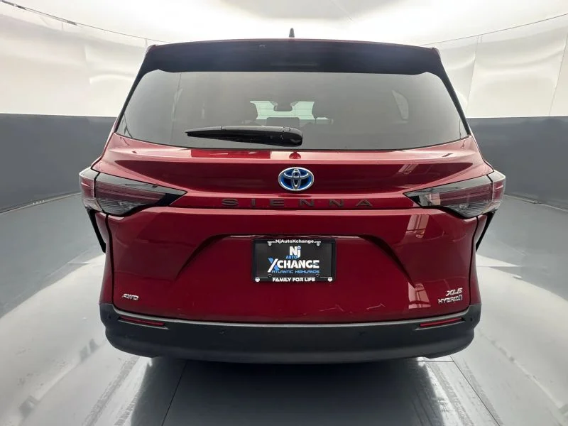 Used 2023  Toyota XLE Minivan 4D image 4