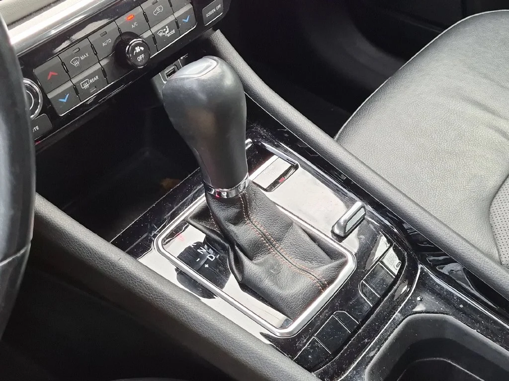 Used 2022 White Jeep Limited image 17