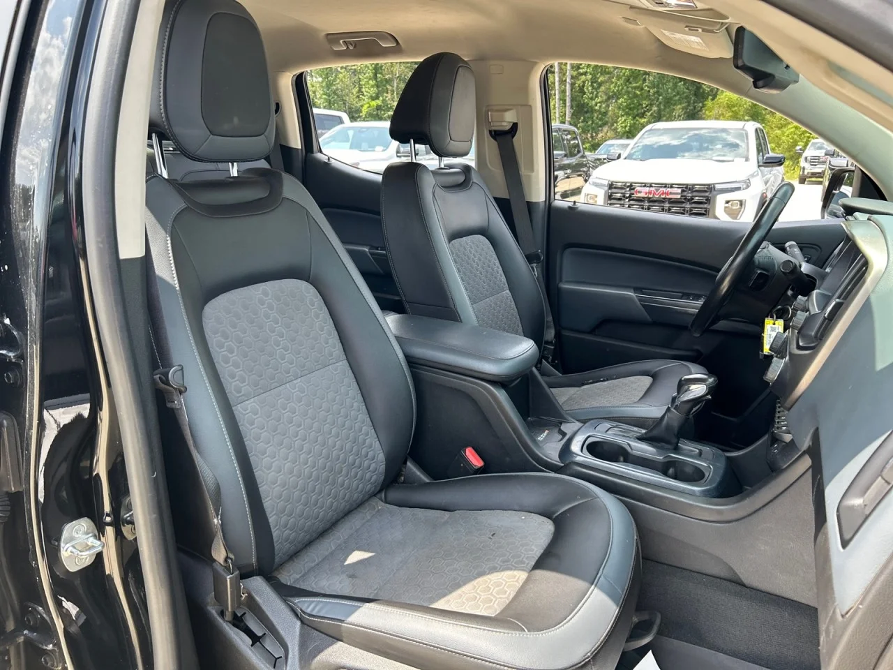 Used 2022 Black Chevrolet Z71 image 20