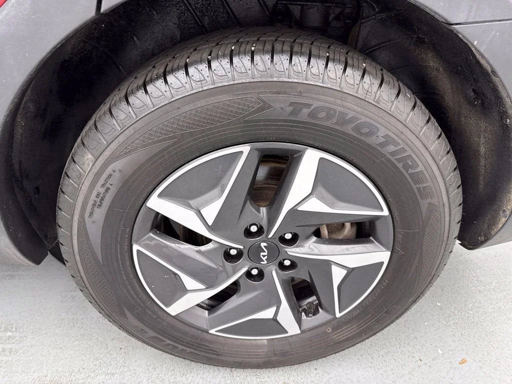 Used 2022 Red Kia S image 6