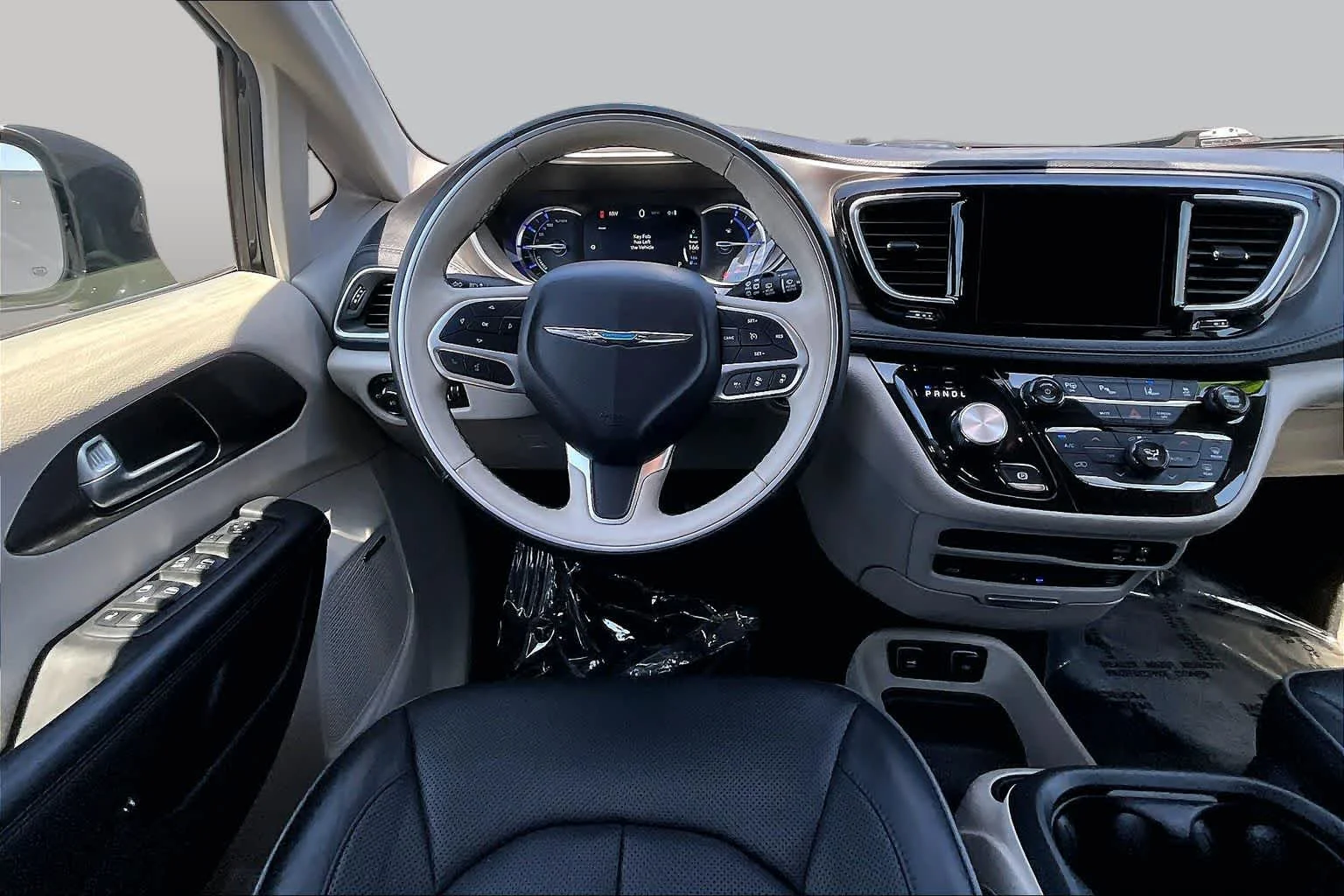 Used 2018 Brilliant Black Crystal Pearlcoat Chrysler Hybrid Limited image 5