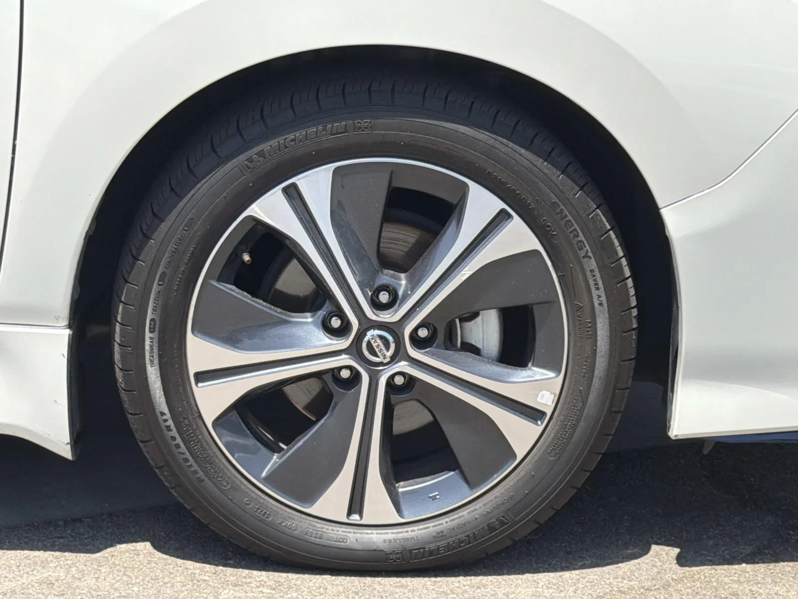 Used 2021 PEARL WHITE Nissan SV PLUS HATCHBACK image 25