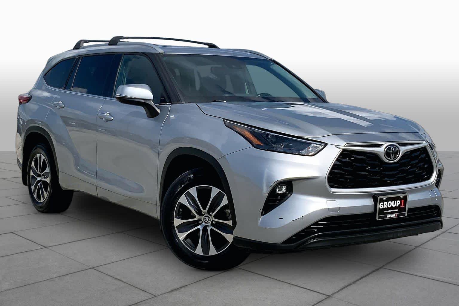 Used 2022 Celestial Silver Metallic Toyota XLE image 3