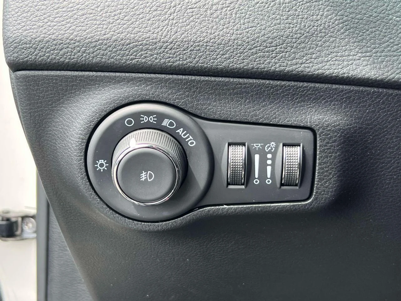 Used 2021 White Clearcoat Jeep Latitude 4x4 image 24