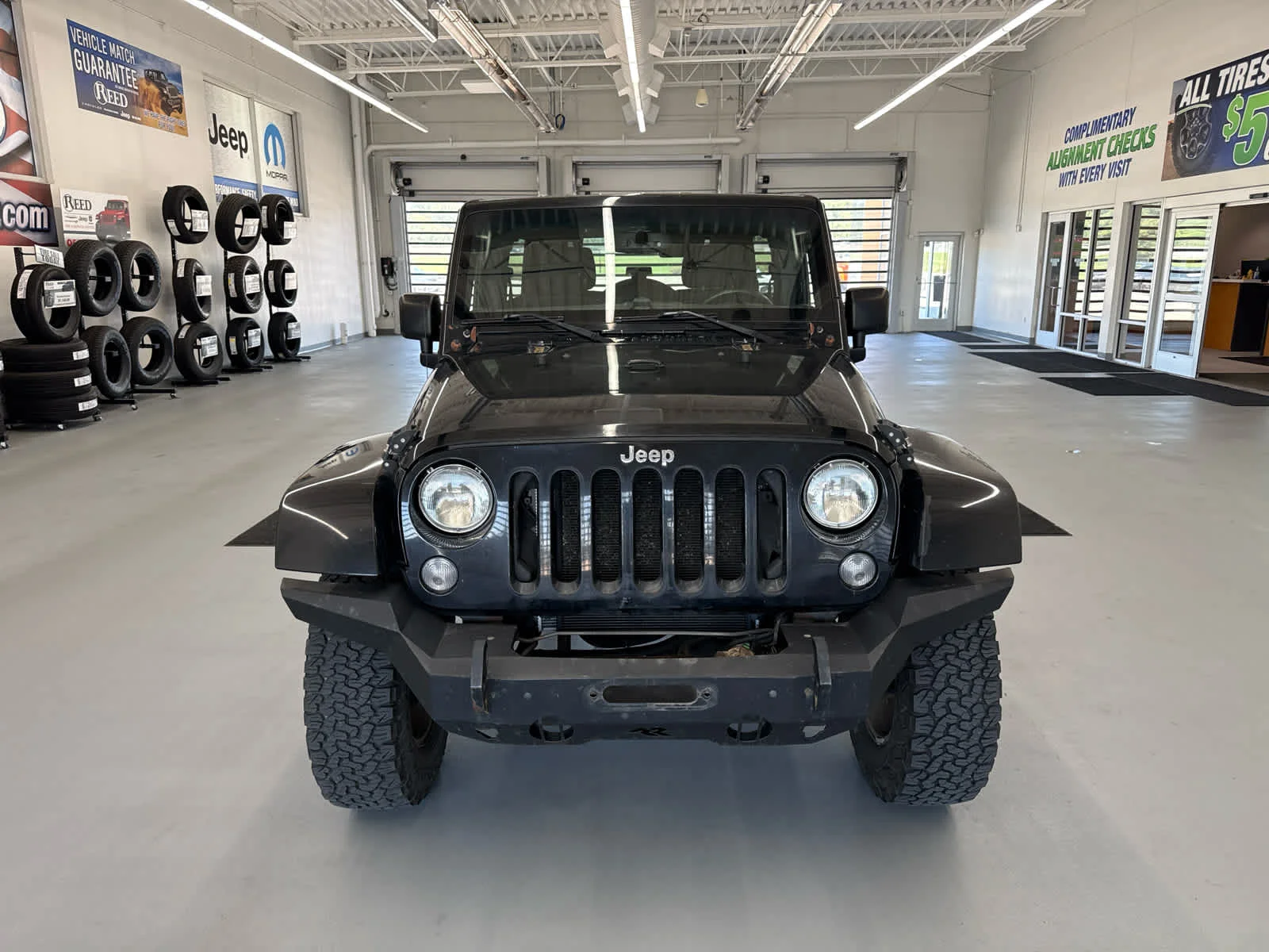 Used 2015 BLACK Jeep Sahara image 2