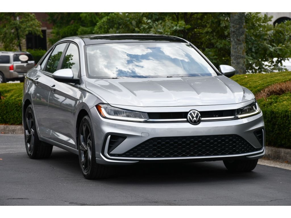 Used 2025 Pyrite Silver Metallic Volkswagen SE image 2