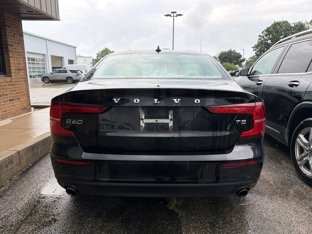 Used 2019 Black Volvo T5 Momentum image 7